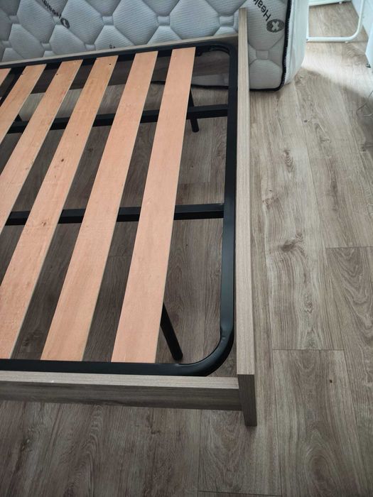 Cama de casal de madeira