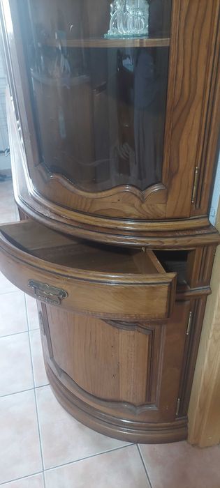 Cristaleira em madeira