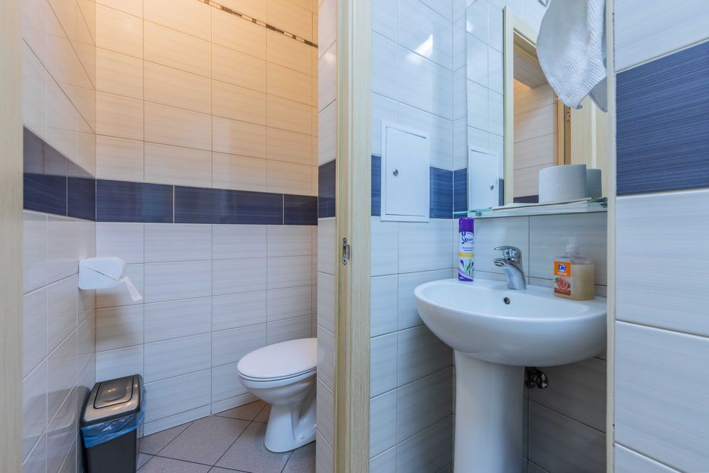 Приміщення під медичну клініку 358 м² — оренда з правом викупу | Поділ