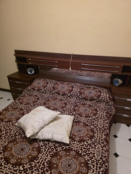 Cama com cabeceira e mesinhas