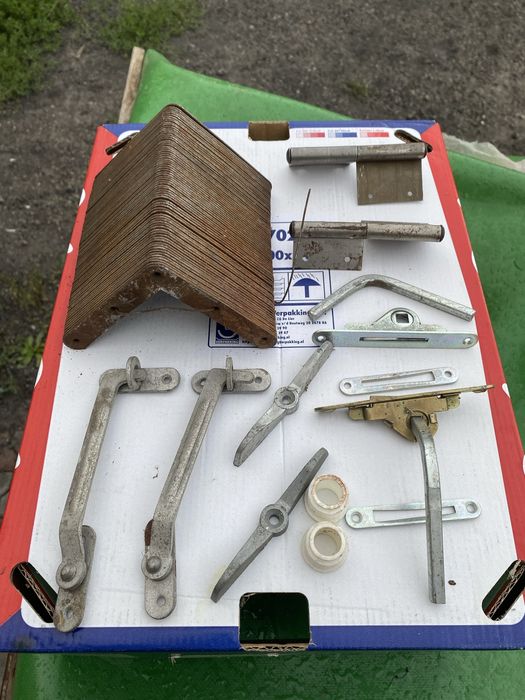 Okucia okienne zawiasy zakretki narozniki