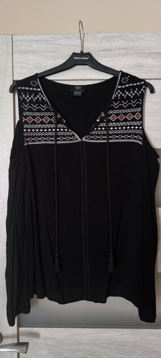 Bluzka damska z aplikacją.