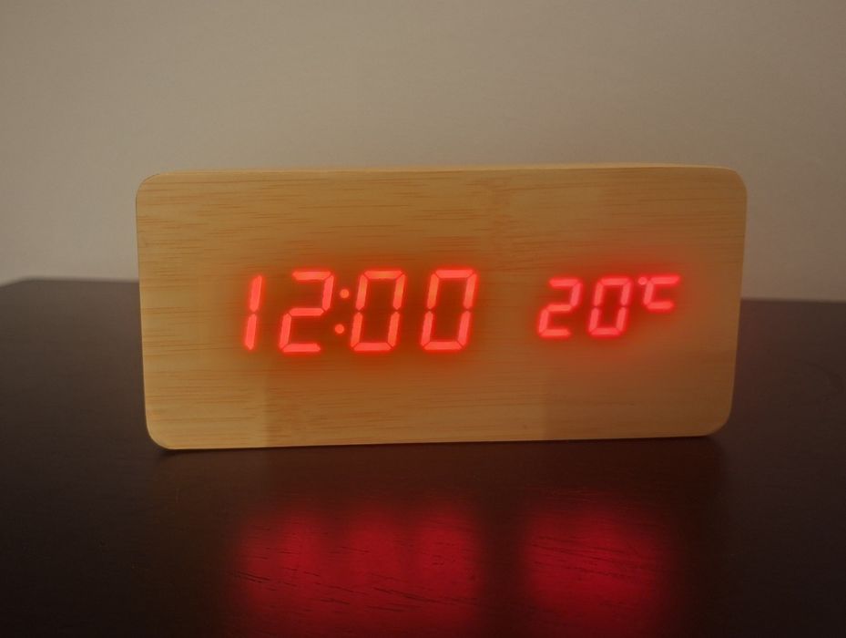 Relógio despertador em madeira com mostrador led