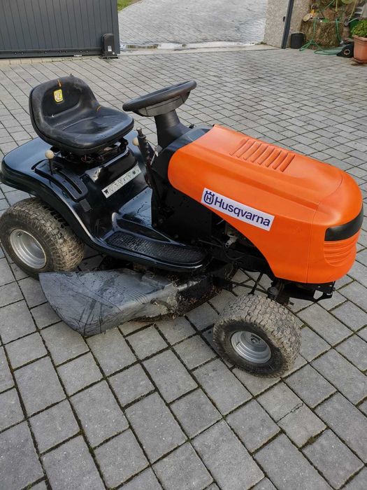 Tractor corta relva ou ervas selvagem