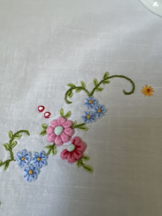 Obrus haftowany kwiaty do prywatnych kolekcji