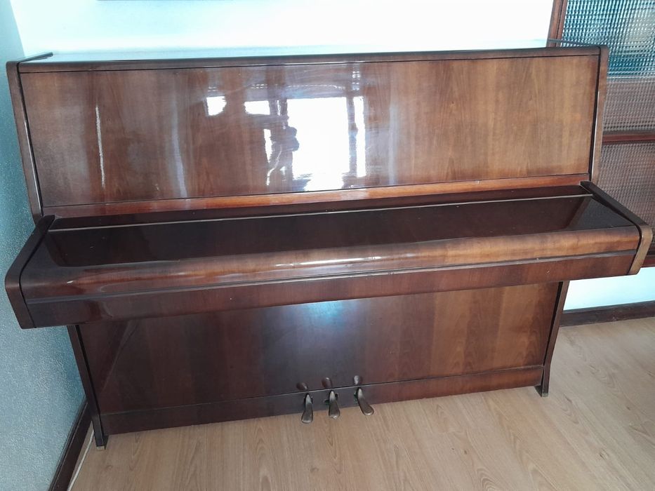 Piano rosler em bom estado