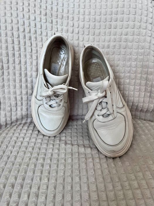Białe skórzane sneakersy