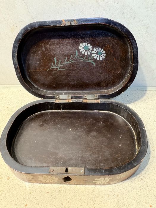 Linda antiga caixa asiática em charão pintada à mão