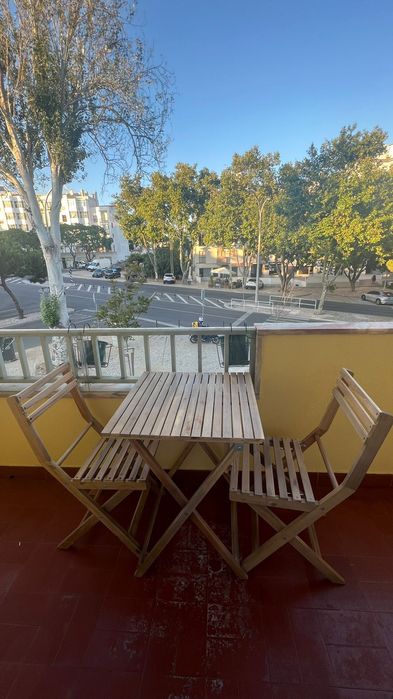 Mesa com cadeiras para jardim