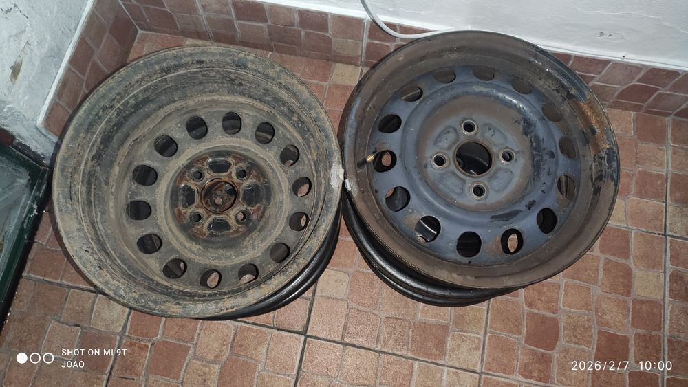 Jantes de ferro + 2 pratos Toyota.