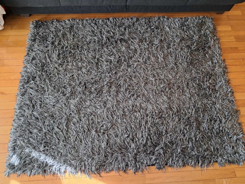 Carpete preta e cinza