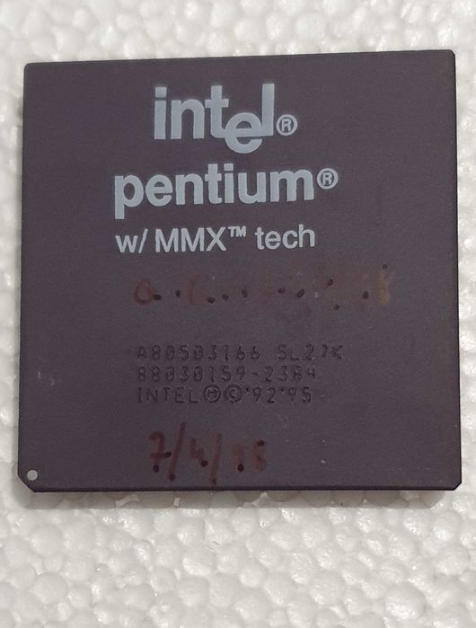 Vintage Ceramic Processor - Intel Pentium MMX 166 MHz - 1992/9564552453445379122