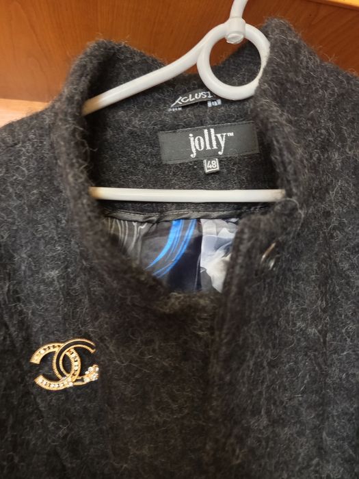 Сіре пальто з гарною брошкою