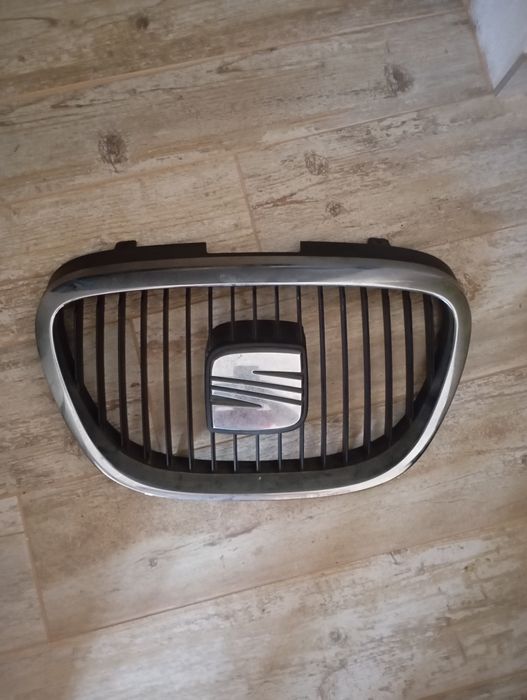 Grelha com símbolo SEAT altea