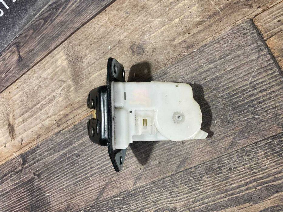 Замок кришки багажника ляди Nissan Leaf 1 2010-2017 90502EN00A