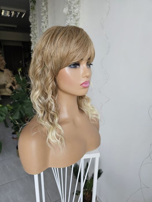 Peruka Sara ciemny blond mix blond 3D z grzywką naturalna gęstość