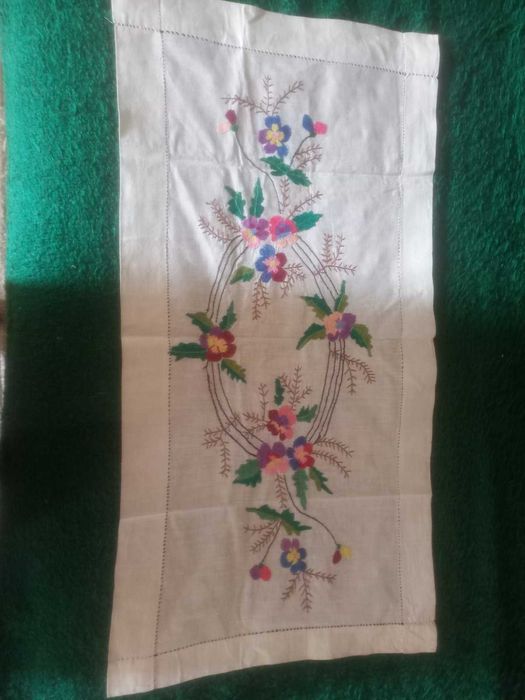Вишита серветка доріжка