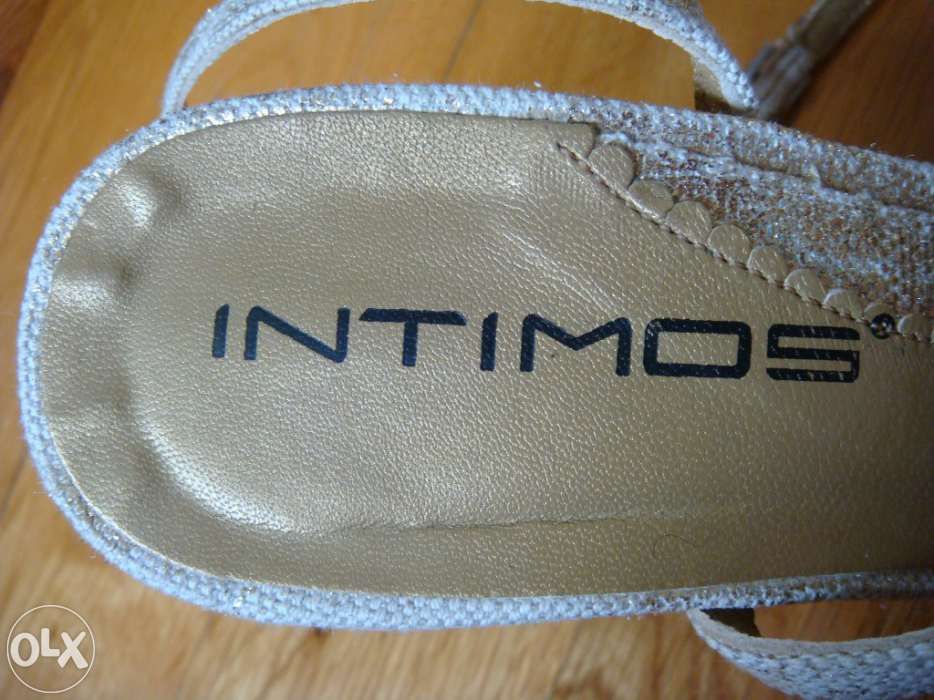 Sandálias douradas da Intimos