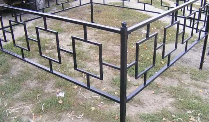 Оградки и столы из металла