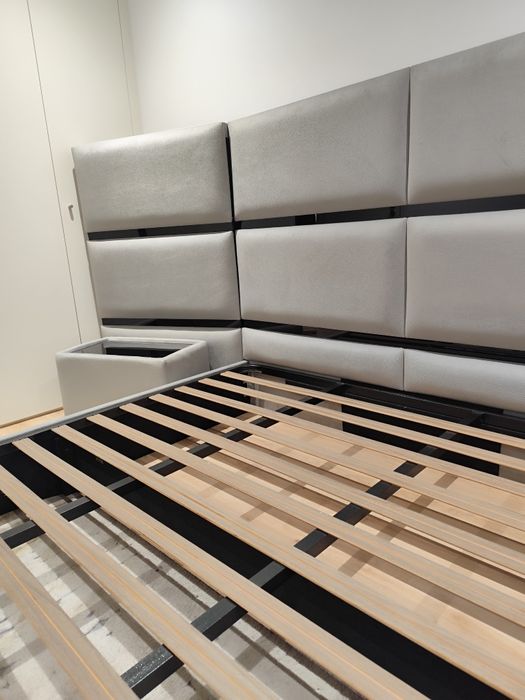 Cama completa com estrado e mesas cabeceira