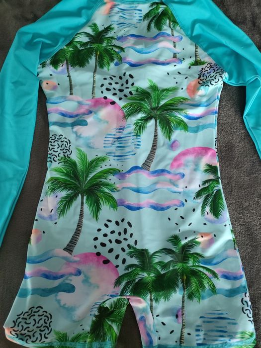 Kolorowy kostium kąpielowy z długim rękawem dla dziecka.