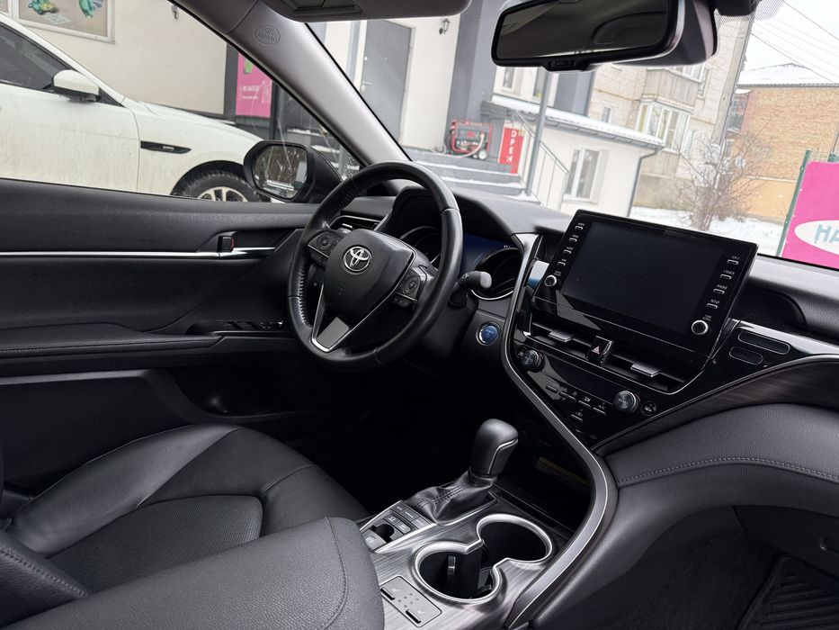 Toyota Camry HYBRID 2021 р.