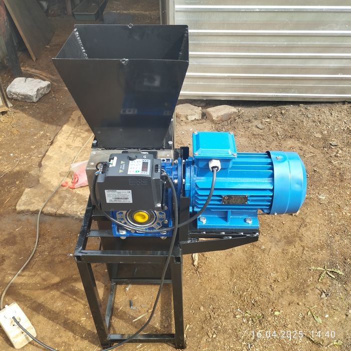 Шредер, подрібнювач двовальний - ножі 5 мм