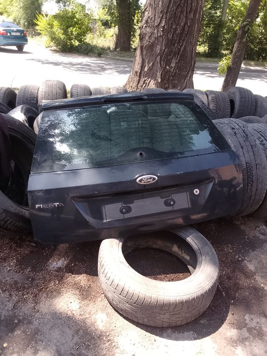 Крышка багажника Ford Fiesta