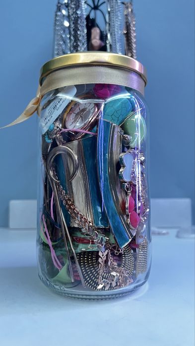 Słoik zi turkusową biżuterią i w kolorze złota,  By Dziubeka