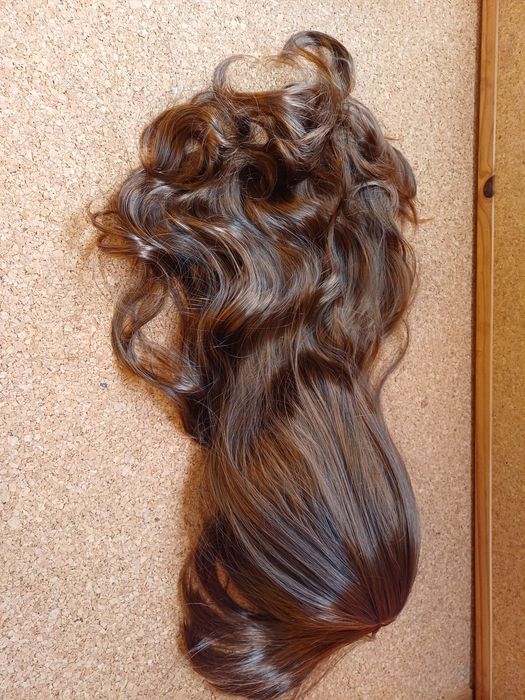 Peruca encaracolada longa com franja.
Nova.