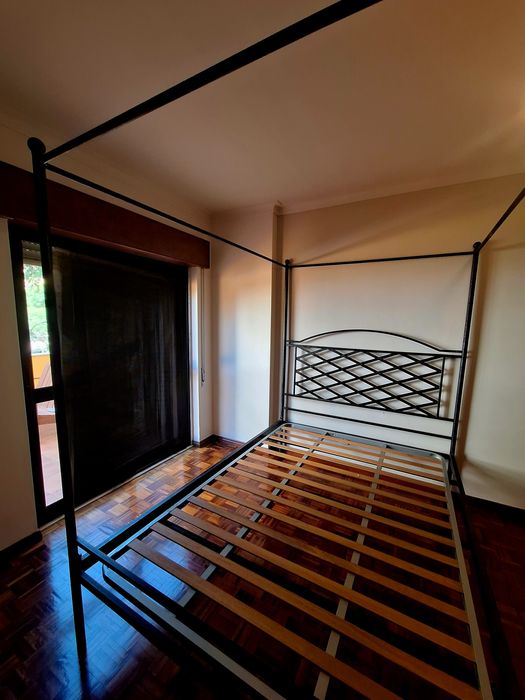 Cama de ferro forjado com dossel em preto e bronze + estrado