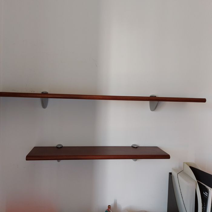 2 prateleiras  em madeira com 120 cm e 80 cm
