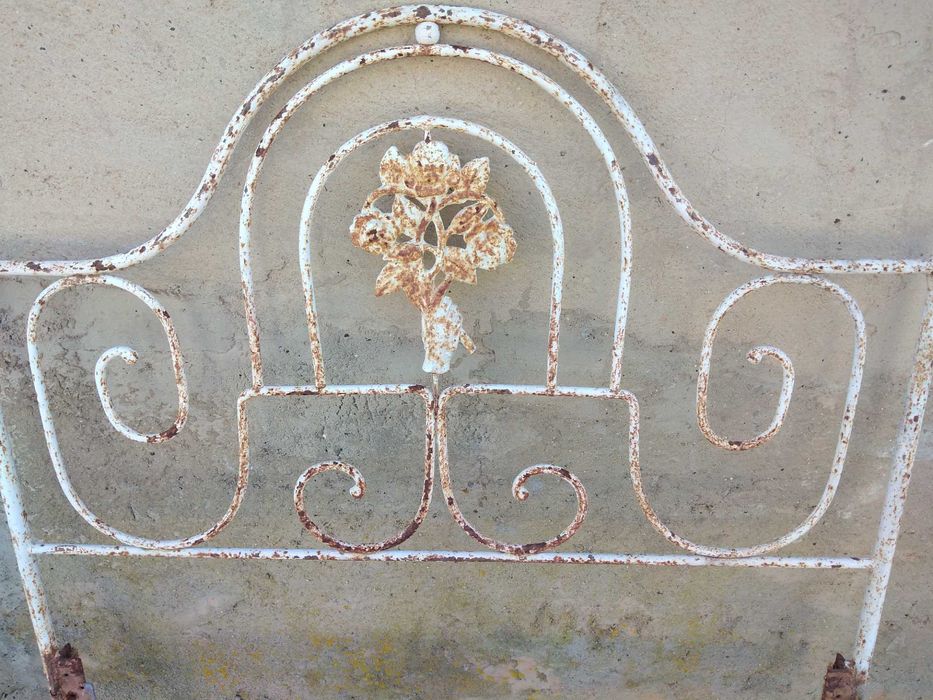 Cabeceira de cama de ferro antiga