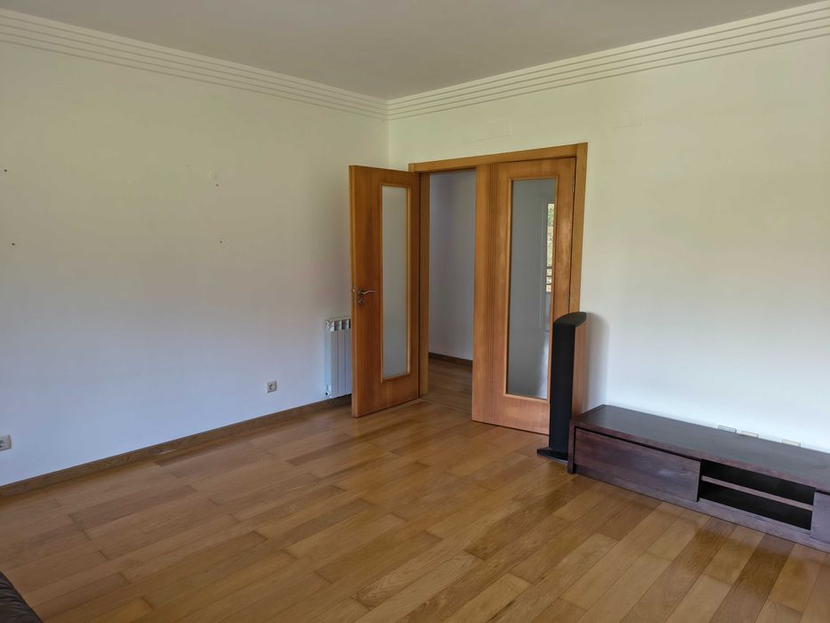 Apartamento T1 de 70 m2 úteis e mais varanda na serra de casal de cambra - junto à entrada do Belas Clube de Campo