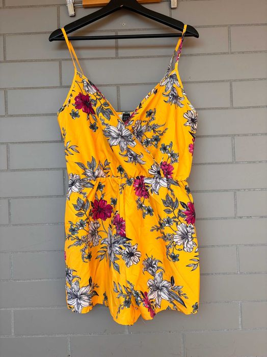 Macacão amarelo novo