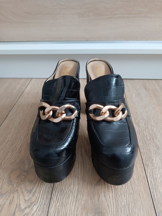 Czarne wysokie obcasy