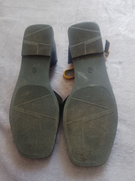 Продам босоніжки