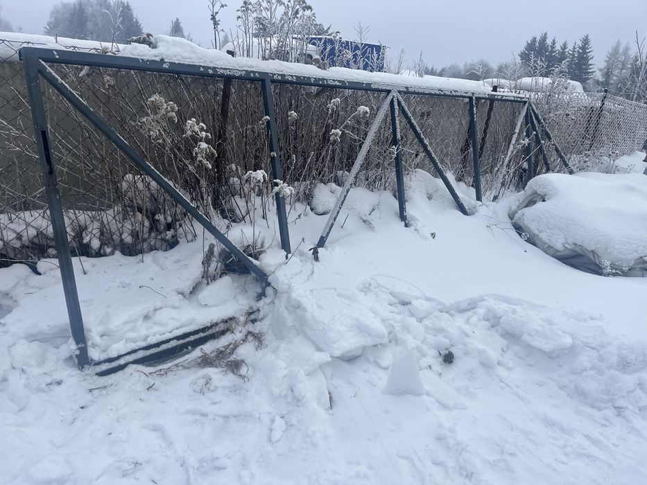 Brama spawana. Pod siatko  panele