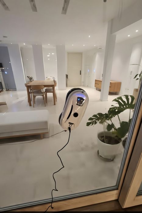 Robot myjący okna i lustra