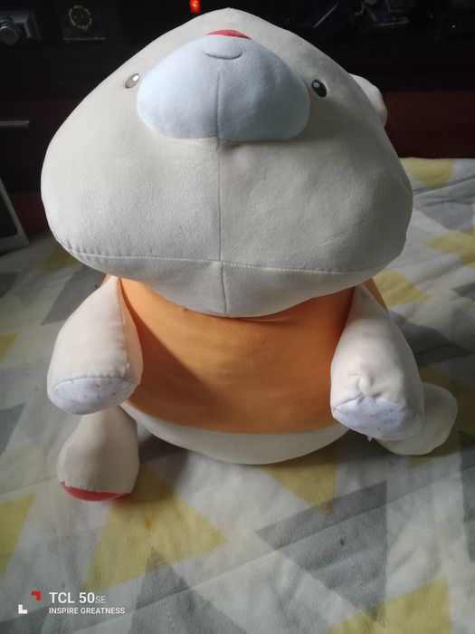 Peluche grande interativo tem várias atividades para estimular o bebê.