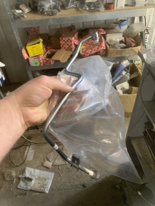 Трубка маслянного радіатора АКПП, верхня, 2112700527 Mercedes оригінал