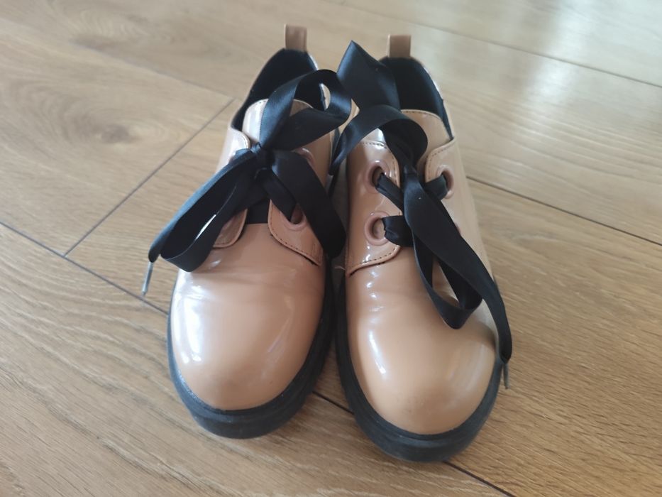 Lakierowane loafersy, buty Reserved