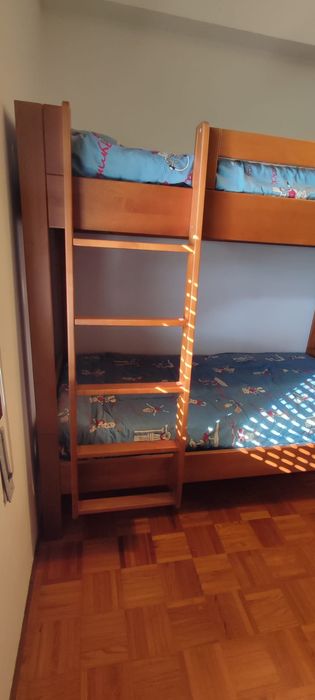 Beliche e estante em Cerejeira (bom estado)