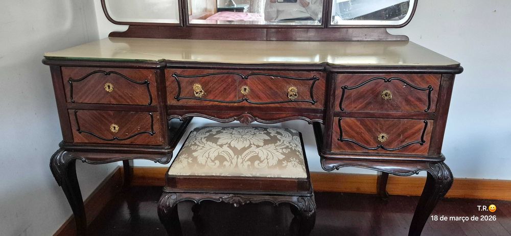 Picheché ou Psiché de estilo Queen Anne com banquinho