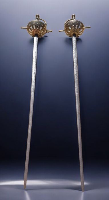 Par de espadas decorativas.