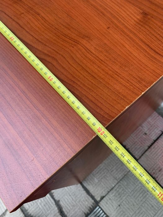 Biurko w kolorze mahoniowym