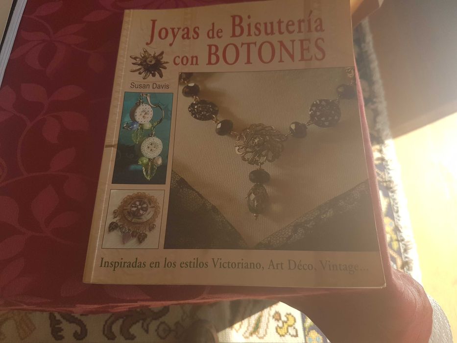Revista Joyas de Bisutería con Botones
