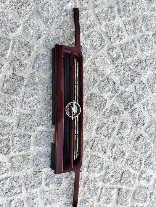 Farol / Ótica dianteiro + pisca + farolim + jante/pneu + grelha dianteira + tampões Opel Astra F