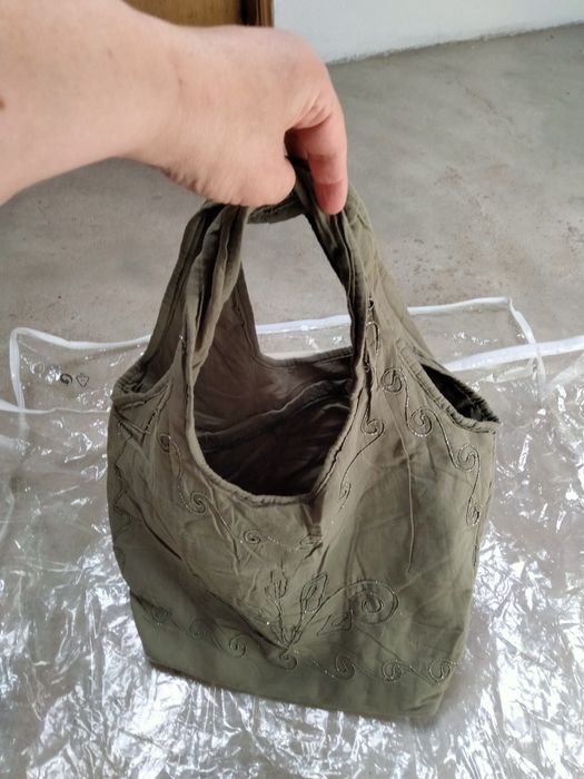 Malas de mão em pano com motivos em brilhantes