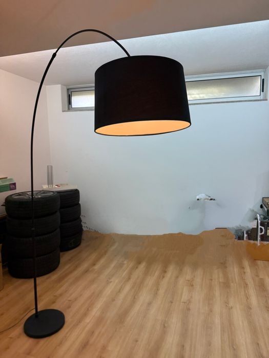 Candeeiro se pé preto altura 190cm largura 180cim